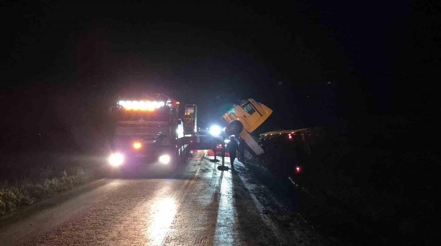 Bilecik&rsquo;te devrilen tır trafiği olumsuz etkiledi