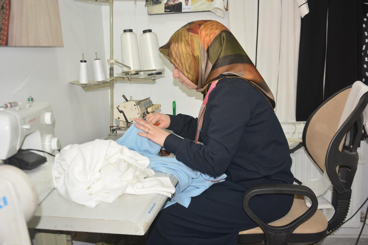 Babasının hayali, mesleği oldu: 24 yaşında kendi at&ouml;lyesini kurdu 1