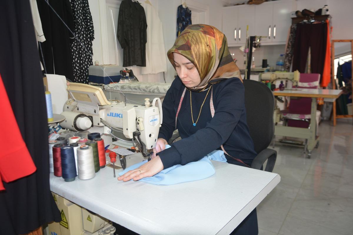 Babasının hayali, mesleği oldu: 24 yaşında kendi at&ouml;lyesini kurdu 2