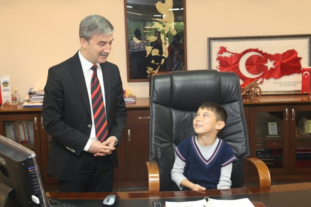 Başkan Şirin&rsquo;in makamında g&uuml;n &ccedil;ocukların g&uuml;n&uuml; oldu