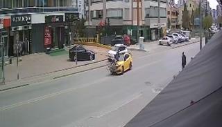 Taksi bisikletle &ccedil;arpıştı: 1 yaralı