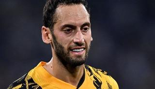 Hakan &Ccedil;alhanoğlu kararını verdi! İmza i&ccedil;in tek şartı var