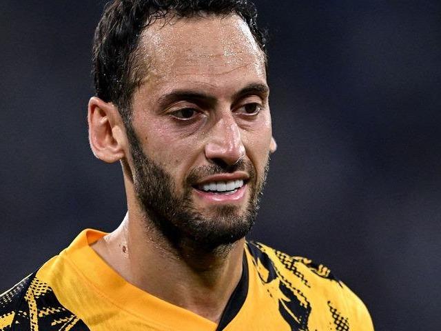 Hakan &Ccedil;alhanoğlu kararını verdi! İmza i&ccedil;in tek şartı var