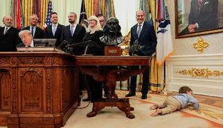 Etkinliğe damga vurdu: Trump bile şaşkınlıkla izledi!