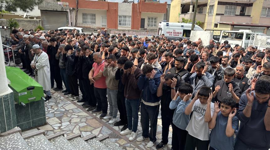 Adana'da g&ouml;lde boğulma tehlikesi ge&ccedil;iren &uuml;niversite &ouml;ğrencisi tedavi g&ouml;rd&uuml;ğ&uuml; hastanede &ouml;ld&uuml;