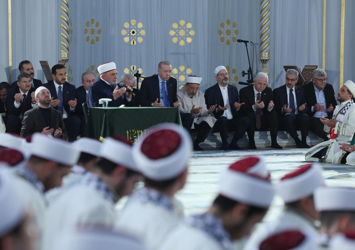 T&ouml;rende Asr-ı Şerif okudu, 333 hafız &ouml;ğrenciyle fotoğraf &ccedil;ektirdi 3