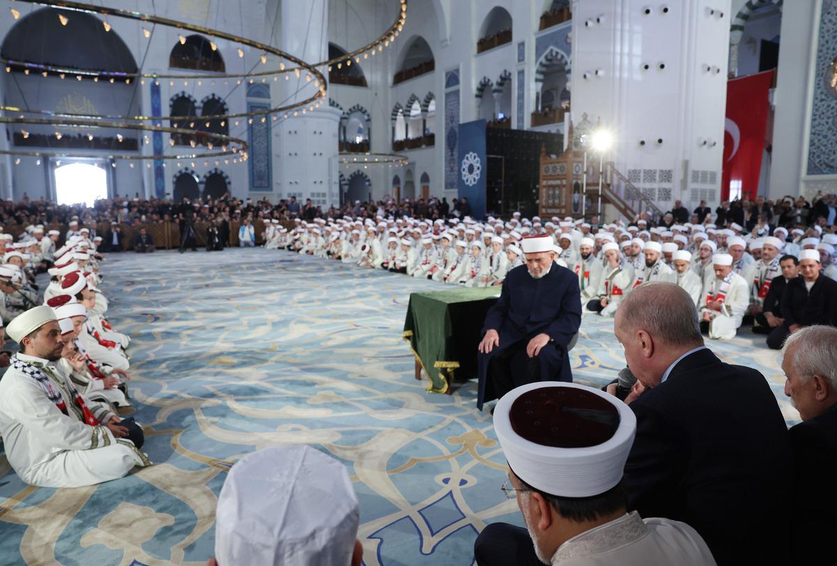 T&ouml;rende Asr-ı Şerif okudu, 333 hafız &ouml;ğrenciyle fotoğraf &ccedil;ektirdi 4