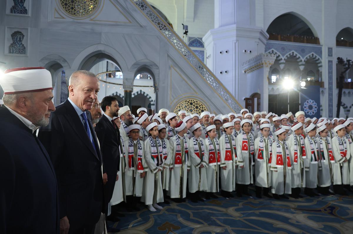 T&ouml;rende Asr-ı Şerif okudu, 333 hafız &ouml;ğrenciyle fotoğraf &ccedil;ektirdi 5
