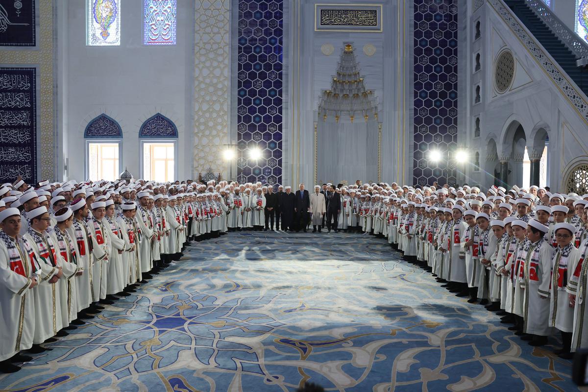 T&ouml;rende Asr-ı Şerif okudu, 333 hafız &ouml;ğrenciyle fotoğraf &ccedil;ektirdi 1