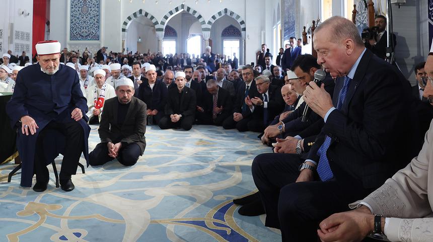 T&ouml;rende Asr-ı Şerif okudu, 333 hafız &ouml;ğrenciyle fotoğraf &ccedil;ektirdi