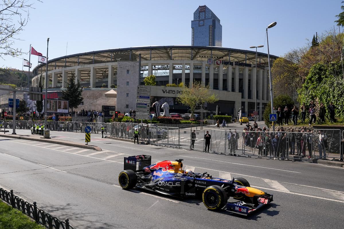 F1 T&uuml;rkiye ye geri d&ouml;nd&uuml;! İstanbul Park i&ccedil;in 5 yıllık imza 5