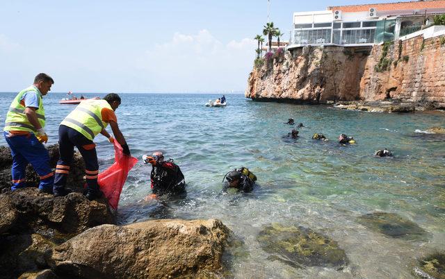 Kaleiçi Yatlimanı'nda deniz dibinden 10 çuval çöp çıkarıldı