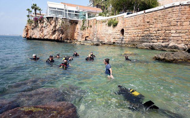 Kaleiçi Yatlimanı'nda deniz dibinden 10 çuval çöp çıkarıldı