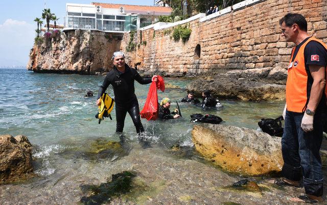 Kaleiçi Yatlimanı'nda deniz dibinden 10 çuval çöp çıkarıldı