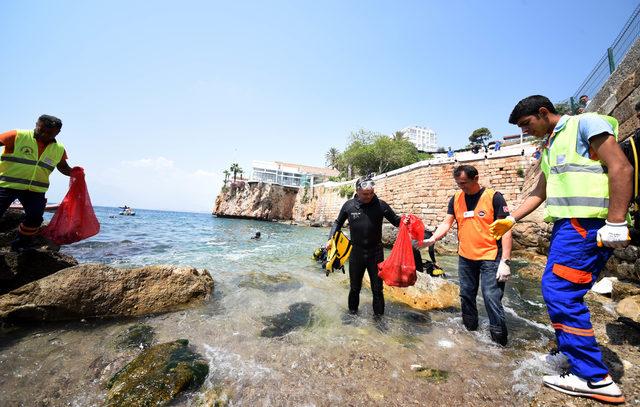 Kaleiçi Yatlimanı'nda deniz dibinden 10 çuval çöp çıkarıldı