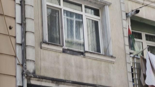 Fatih te bir &ccedil;ocuk 1. kattan d&uuml;şerek ağır yaralandı 3