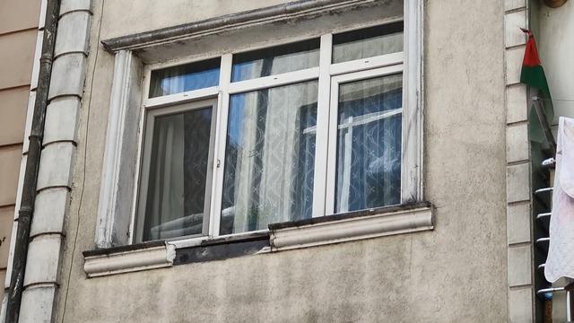 Fatih te bir &ccedil;ocuk 1. kattan d&uuml;şerek ağır yaralandı 1