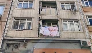 Fatih'te bir &ccedil;ocuk 1. kattan d&uuml;şerek ağır yaralandı