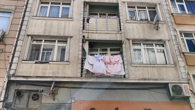 Fatih'te bir çocuk 1. kattan düşerek ağır yaralandı