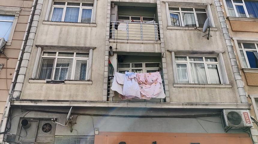 Fatih'te bir &ccedil;ocuk 1. kattan d&uuml;şerek ağır yaralandı