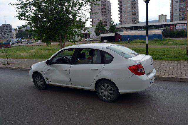 Tescilsiz motosikletle kaza yapan yaralı sürücü kaçtı