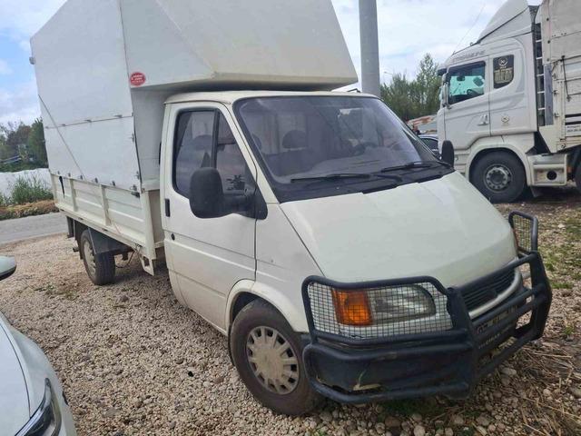 Antalya&rsquo;da &uuml;zerinde anahtarı unutulan biber y&uuml;kl&uuml; kamyonet terk edilmiş halde bulundu 3