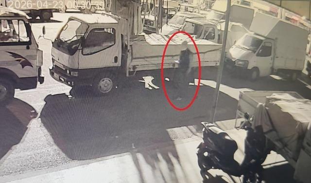 Antalya&rsquo;da &uuml;zerinde anahtarı unutulan biber y&uuml;kl&uuml; kamyonet terk edilmiş halde bulundu 2