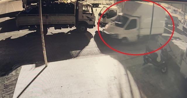 Antalya&rsquo;da &uuml;zerinde anahtarı unutulan biber y&uuml;kl&uuml; kamyonet terk edilmiş halde bulundu 1