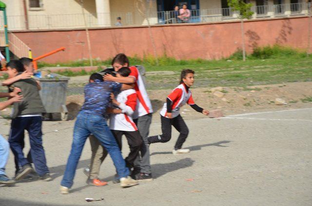 Futbol turnuvasının yıldızı, 100 erkek arasındaki Nurten oldu