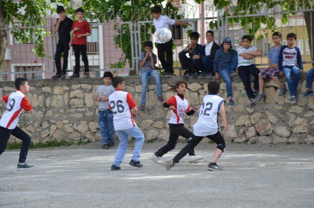 Futbol turnuvasının yıldızı, 100 erkek arasındaki Nurten oldu