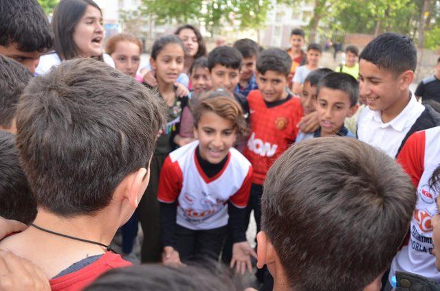 Futbol turnuvasının yıldızı, 100 erkek arasındaki Nurten oldu