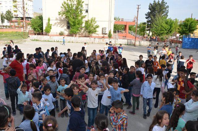 Futbol turnuvasının yıldızı, 100 erkek arasındaki Nurten oldu