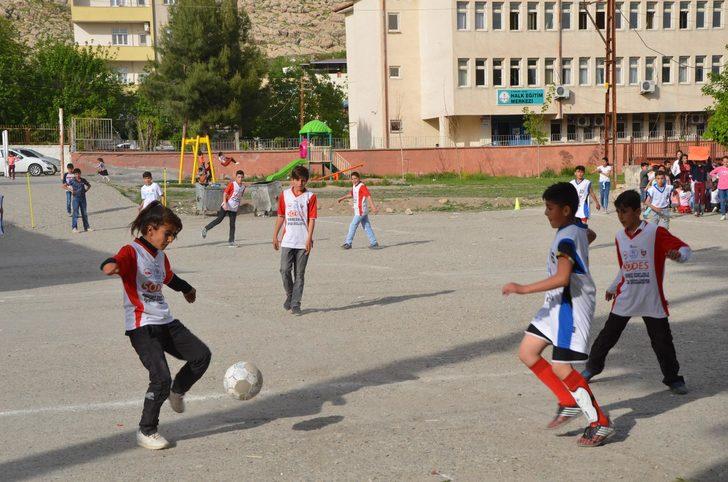 Futbol Turnuvasının Yıldızı, 100 Erkek Arasındaki Nurten Oldu ile ilgili görsel sonucu