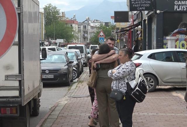 Antalya’da apartman dairesindeki yangın korkuttu: 5 kişi tedbir amaçlı hastaneye götürüldü 6