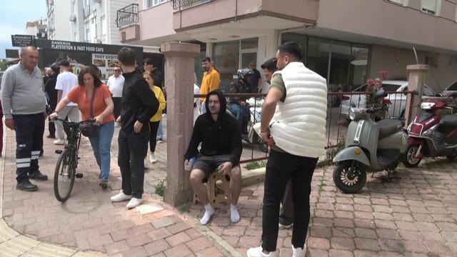 Antalya’da apartman dairesindeki yangın korkuttu: 5 kişi tedbir amaçlı hastaneye götürüldü 4