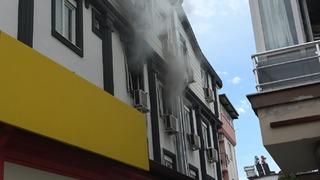 Antalya’da apartman dairesindeki yangın korkuttu: 5 kişi tedbir amaçlı hastaneye götürüldü