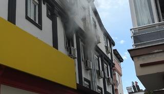 Antalya&rsquo;da apartman dairesindeki yangın korkuttu: 5 kişi tedbir ama&ccedil;lı hastaneye g&ouml;t&uuml;r&uuml;ld&uuml;