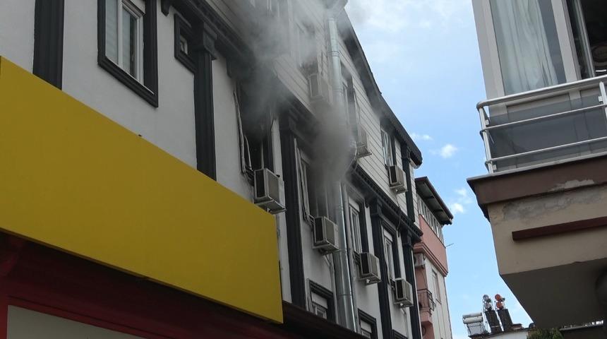 Antalya&rsquo;da apartman dairesindeki yangın korkuttu: 5 kişi tedbir ama&ccedil;lı hastaneye g&ouml;t&uuml;r&uuml;ld&uuml;