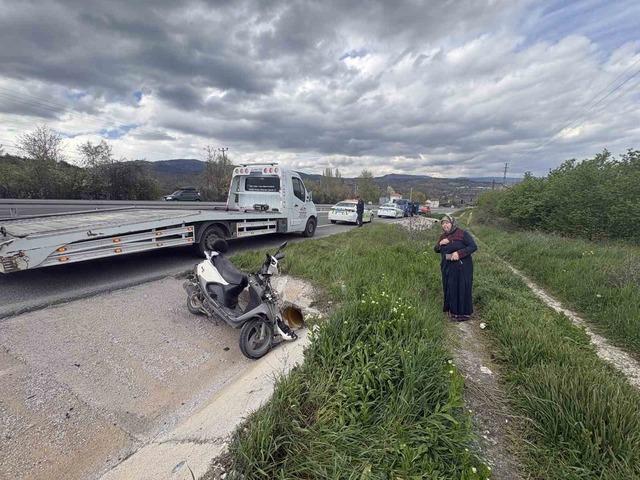 Yoldan çıkan motosikletten düşen 1’i çocuk 3 kişi yaralandı 2