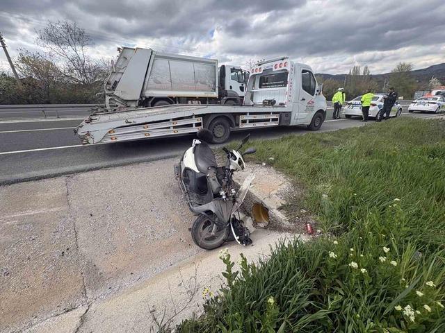 Yoldan çıkan motosikletten düşen 1’i çocuk 3 kişi yaralandı 1
