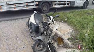 Yoldan çıkan motosikletten düşen 1’i çocuk 3 kişi yaralandı