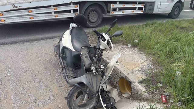 Yoldan çıkan motosikletten düşen 1’i çocuk 3 kişi yaralandı