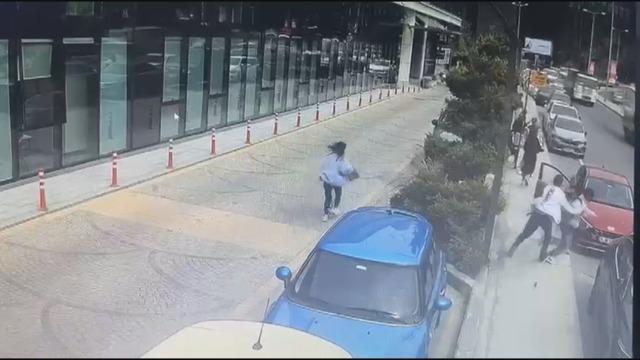 Sevgilisiyle barışmak için bıçaklı kişilerce gasbettirdi! O anlar kamerada