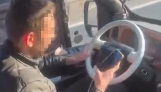 Yolcu dolu dolmuşta bir yandan telefona baktı, diğer yandan aracı kullandı