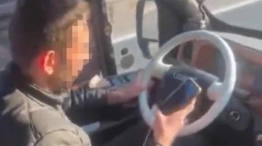 Yolcu dolu dolmuşta bir yandan telefona baktı, diğer yandan aracı kullandı
