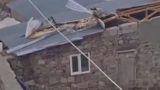 Kars'ta kuvvetli rüzgar çatıları uçurdu