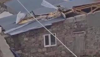 Kars'ta kuvvetli r&uuml;zgar &ccedil;atıları u&ccedil;urdu