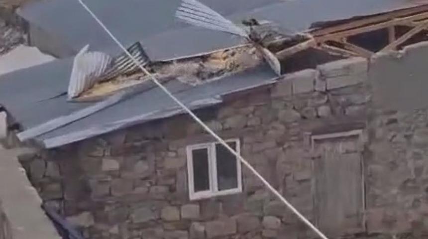 Kars'ta kuvvetli r&uuml;zgar &ccedil;atıları u&ccedil;urdu