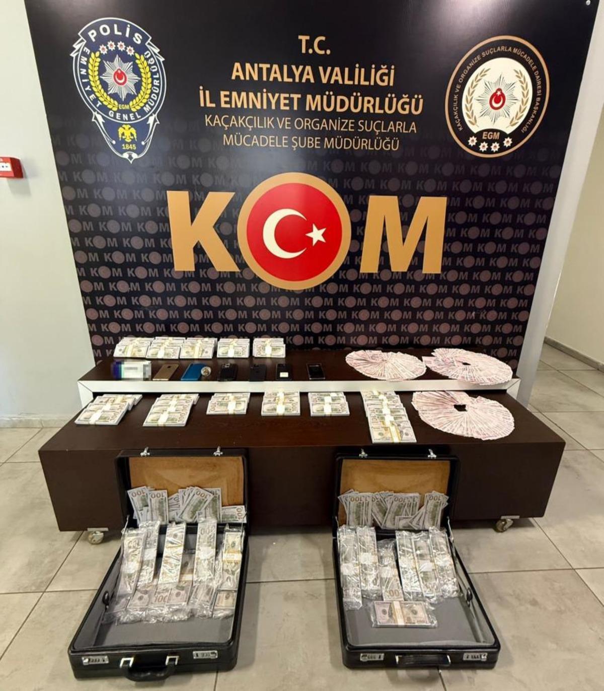 Antalya&rsquo;da r&uuml;şvet iddiası davasında 3 sanığa tahliye 3