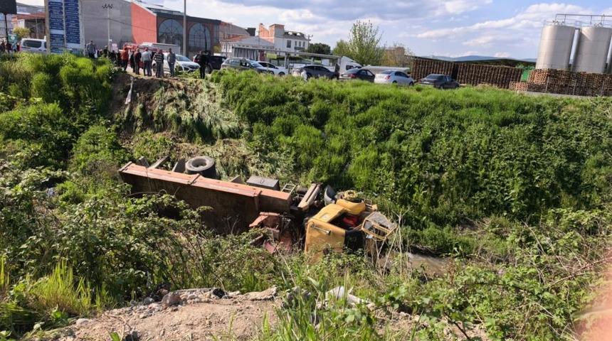 Bursa'da freni patlayan vin&ccedil; dereye u&ccedil;tu : S&uuml;r&uuml;c&uuml; hayatını kaybetti